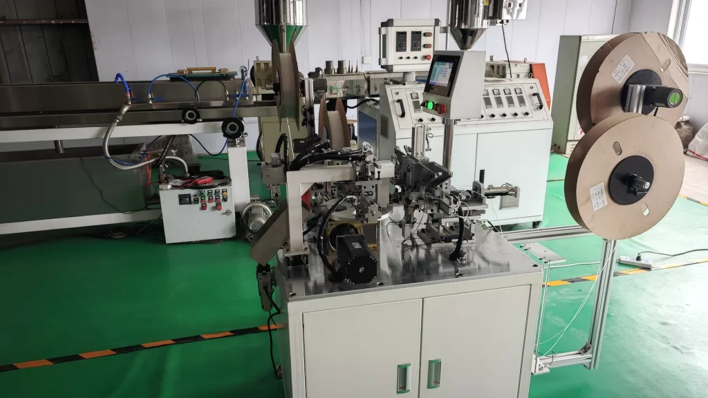 fiber optic assembly machine, heat shrink sleeve inserter, automatic sleeve assembling equipment, optical cable processing machinery, fiber termination system, FTTH production line, patch cord manufacturing equipment, dual-station automatic assembler.
