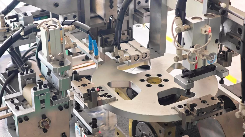 fiber optic assembly machine, heat shrink sleeve inserter, automatic sleeve assembling equipment, optical cable processing machinery, fiber termination system, FTTH production line, patch cord manufacturing equipment, dual-station automatic assembler.